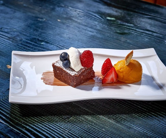 Schokobrownie mit Sorbet und Früchten