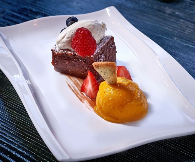 Schokobrownie mit Früchten und Sorbet