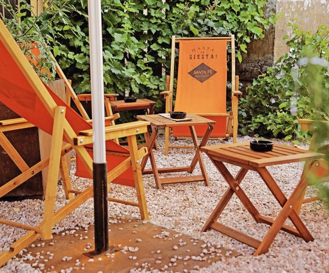 Gemütliche Sitzgelegenheiten im Gastgarten