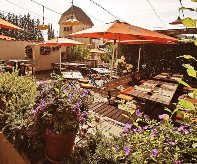 Herrlicher Garten im Restaurant