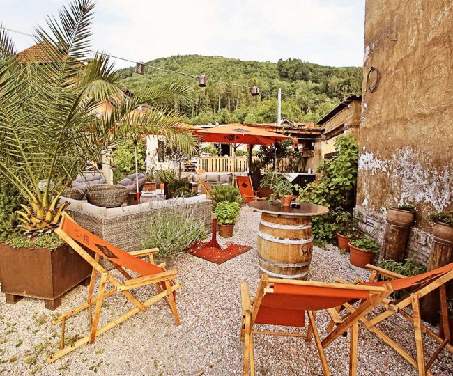 Liegestühle zum Chillen im Gastgarten