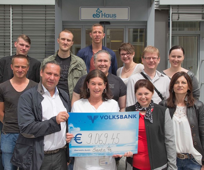 Übergabe des Schecks in der Höhe von € 9.049,45 an das "eb Haus"