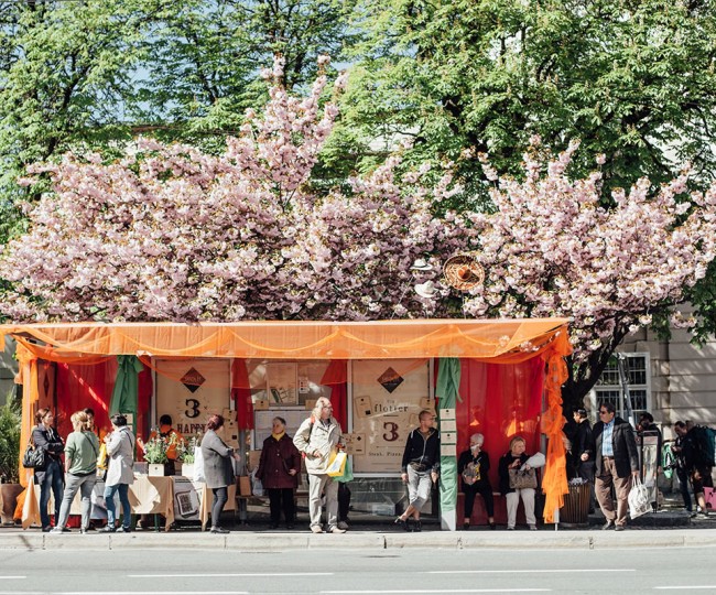 Eine Busstation wurde zur Grill-Lounge umgebaut