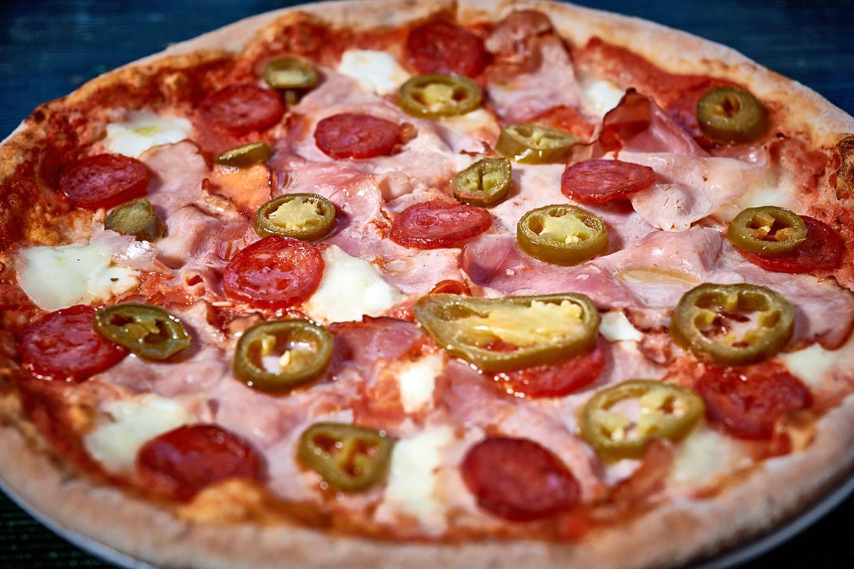 Köstliche Pizza von der Pizzeria Santa Fe in Hallwang bei Salzburg