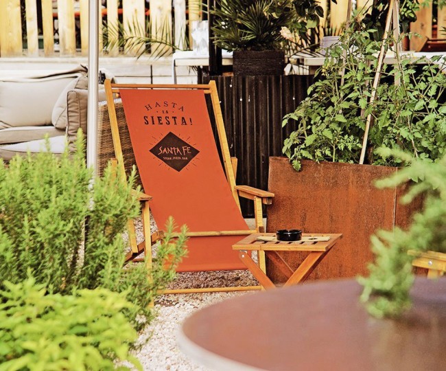 Liegestühle und gemütliche Canapés