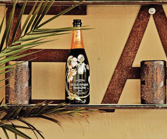 Die Flasche Champagner steht für Sie bereit