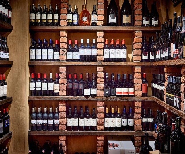 Begehbarer Weinschrank